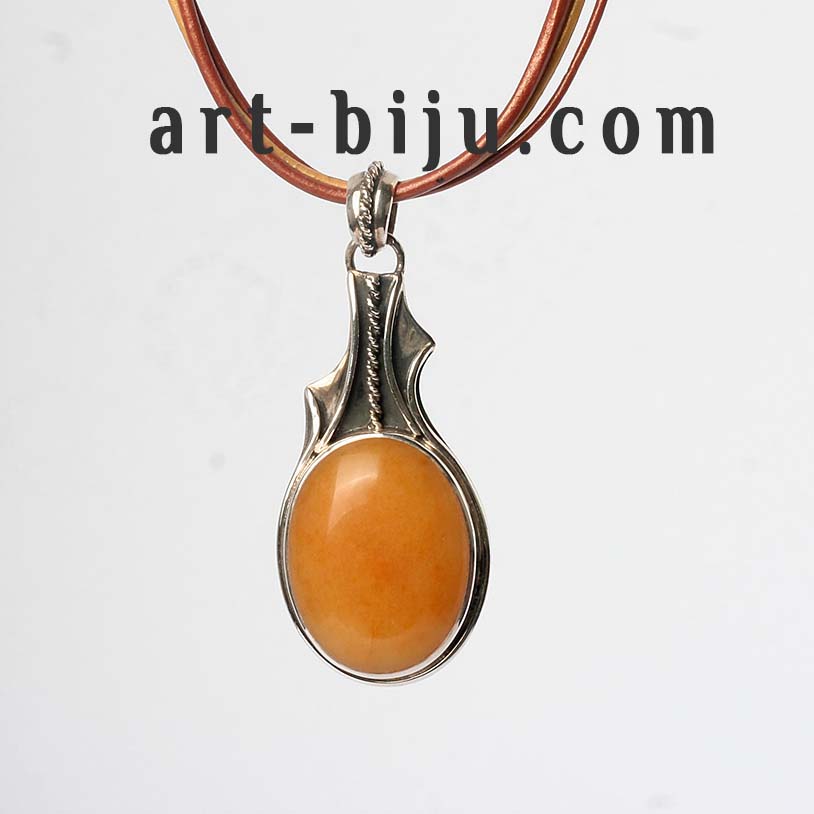Médaillon original en argent avec quartz jaune naturel.