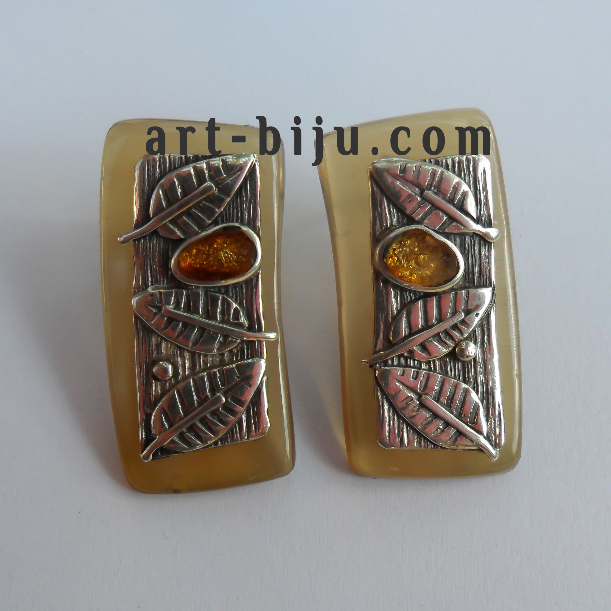 Boucles d'oreilles en argent avec ambre naturel.