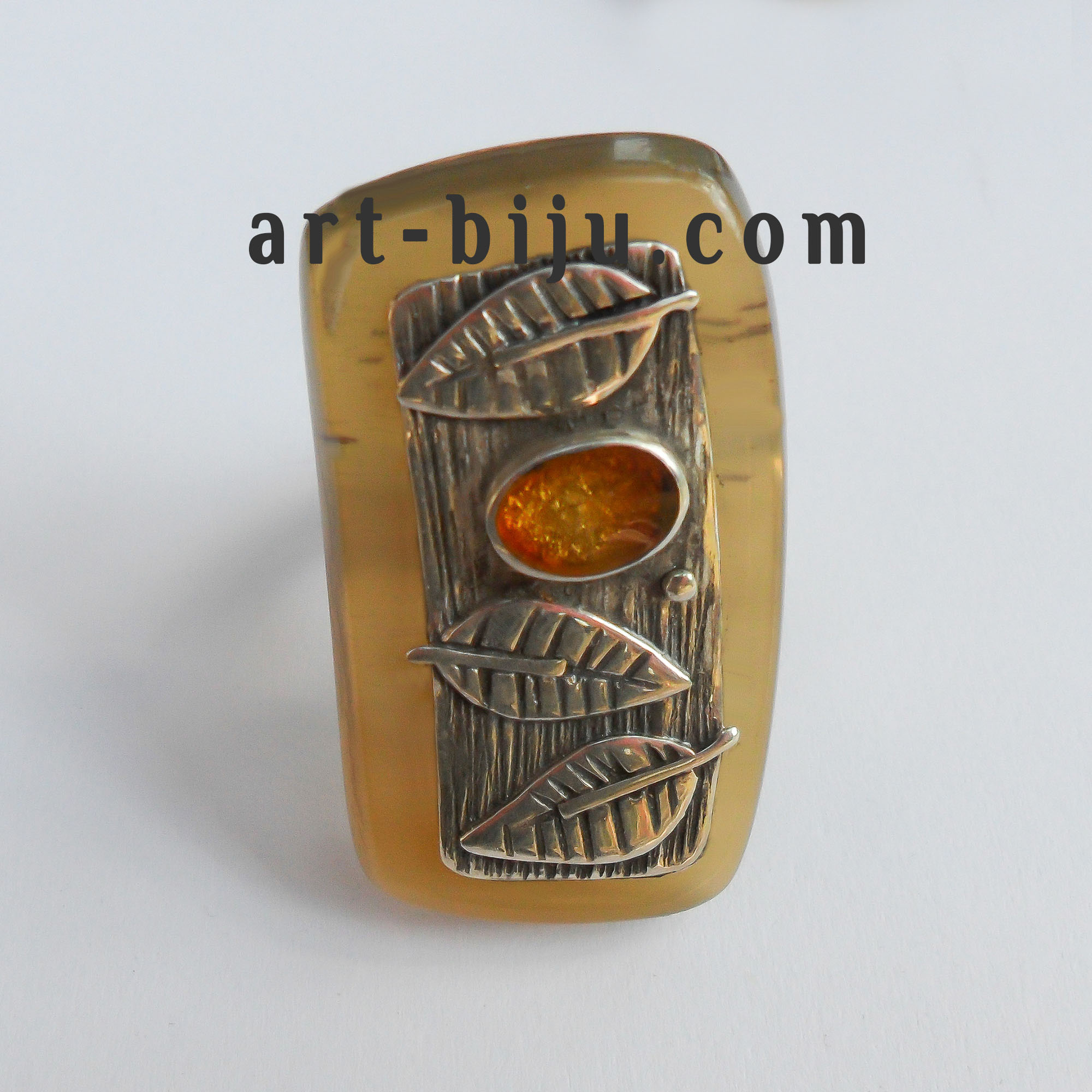 Bague en argent avec ambre naturel.