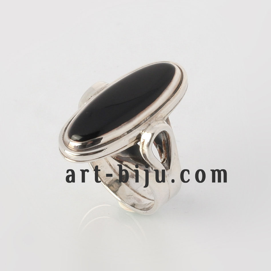 Bague en argent avec 1 onyx noir naturel en forme d'ellipse.