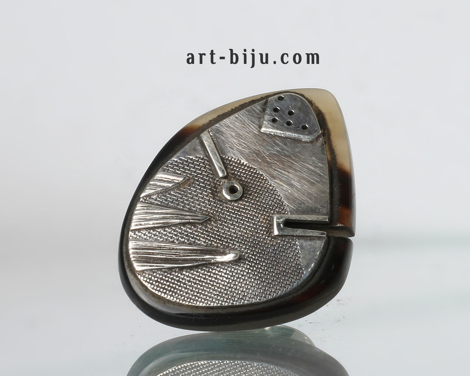  Bague en argent avec argent texturé.