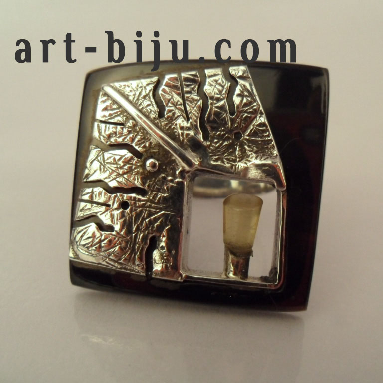 Bague en argent avec corne naturelle.