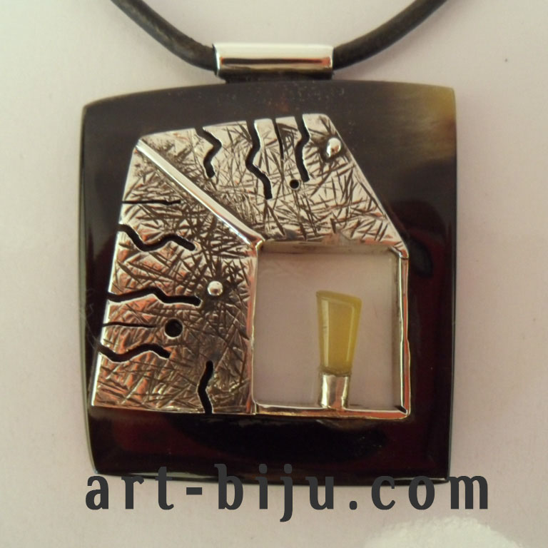 Collier en corne d'argent.