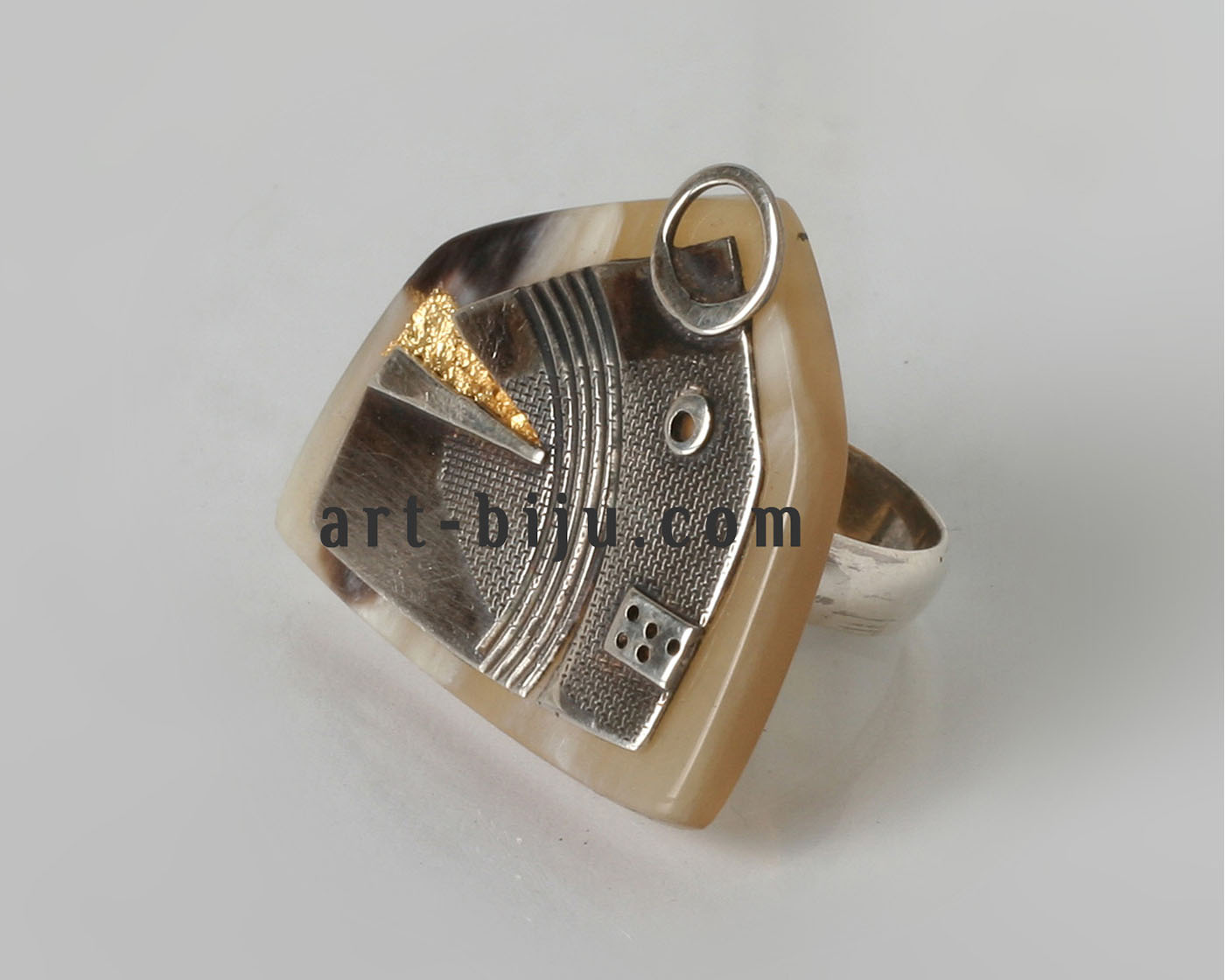  Bague en argent avec corne et accent doré.