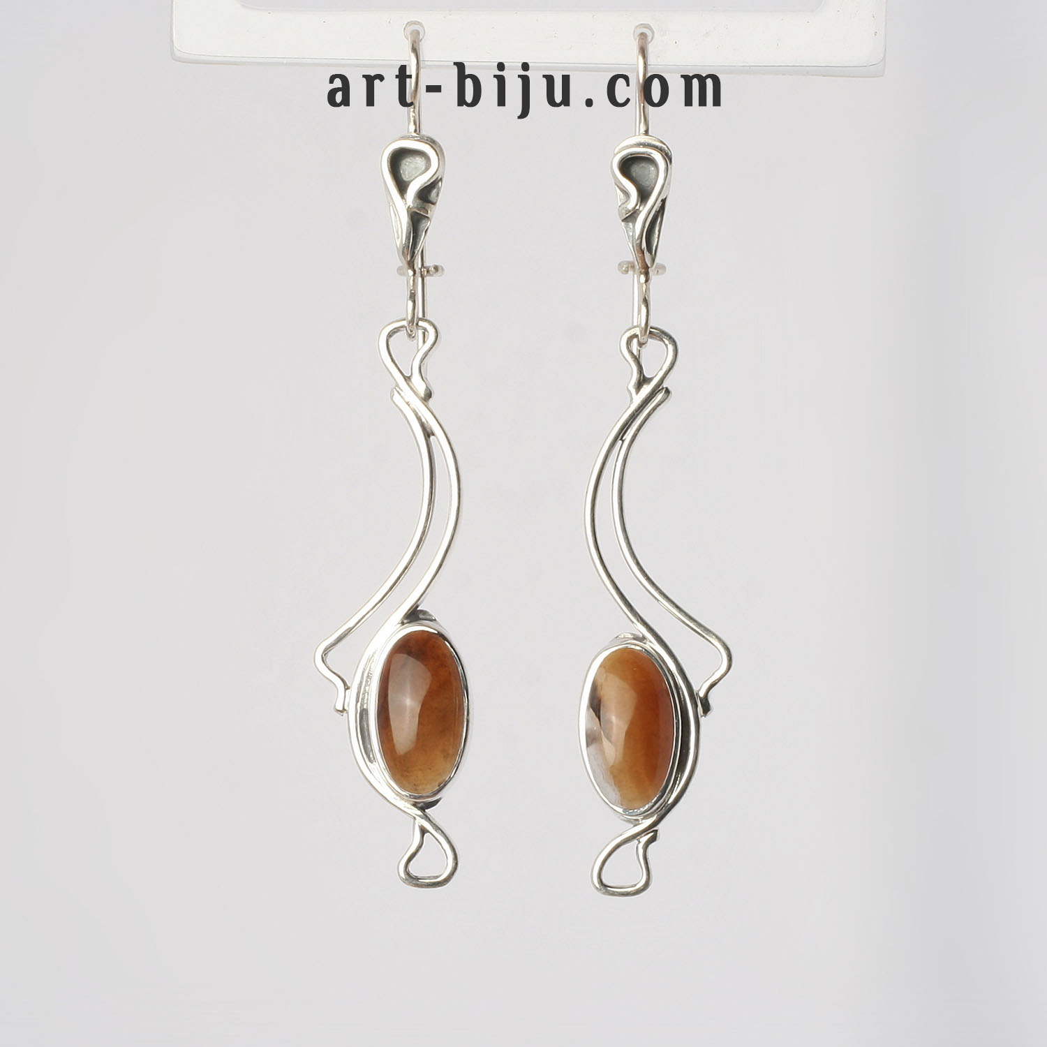 Boucles d'oreilles originales en argent avec sardonyx.