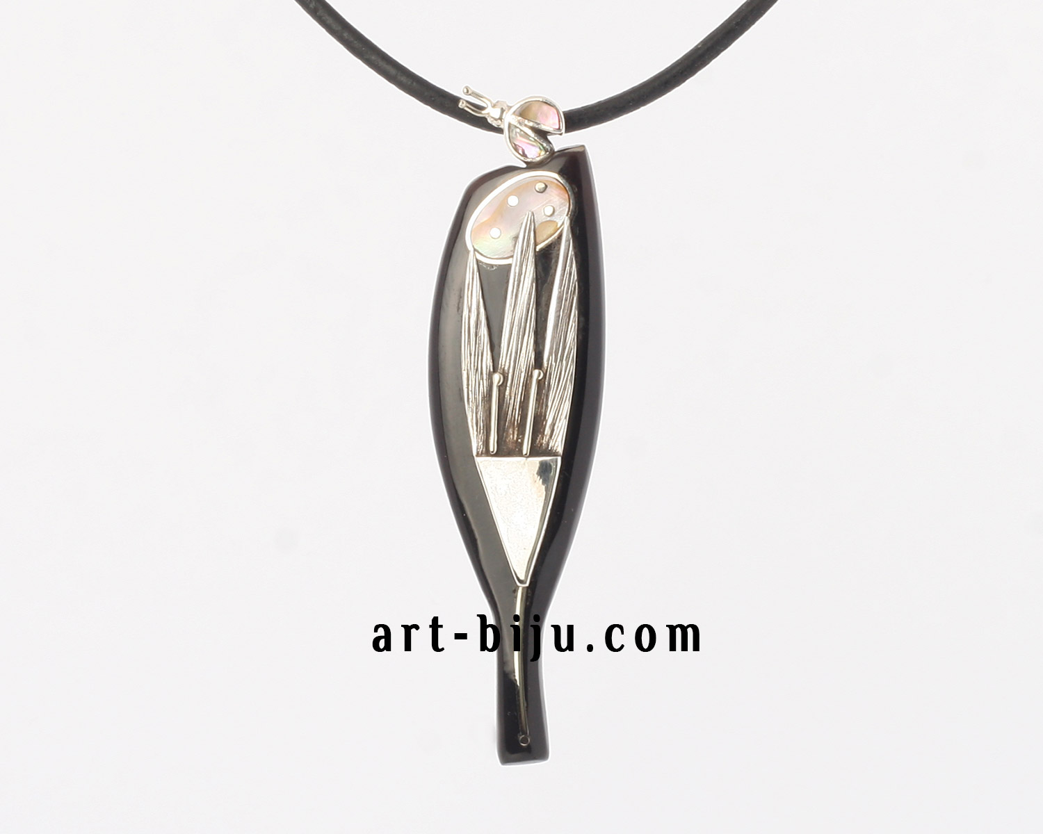 Collier coccinelle en argent sur une fleur.