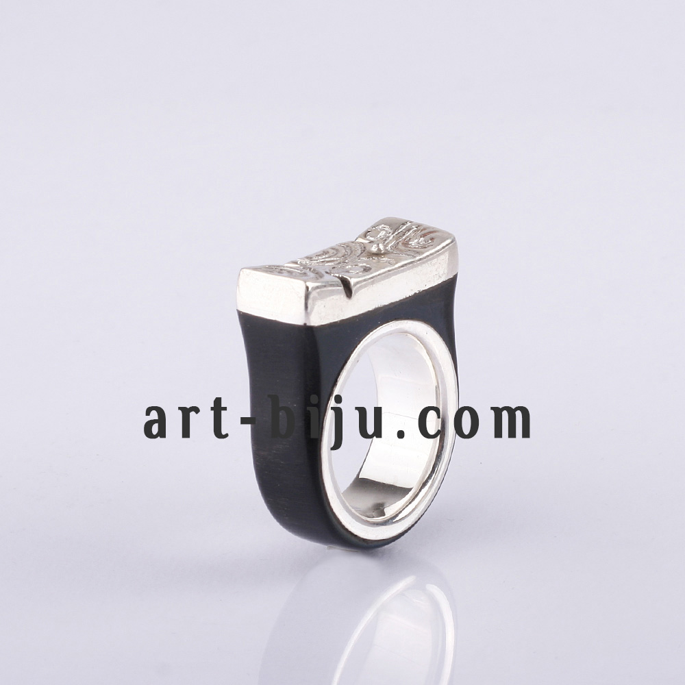 Bague en argent faite à la main avec corne.