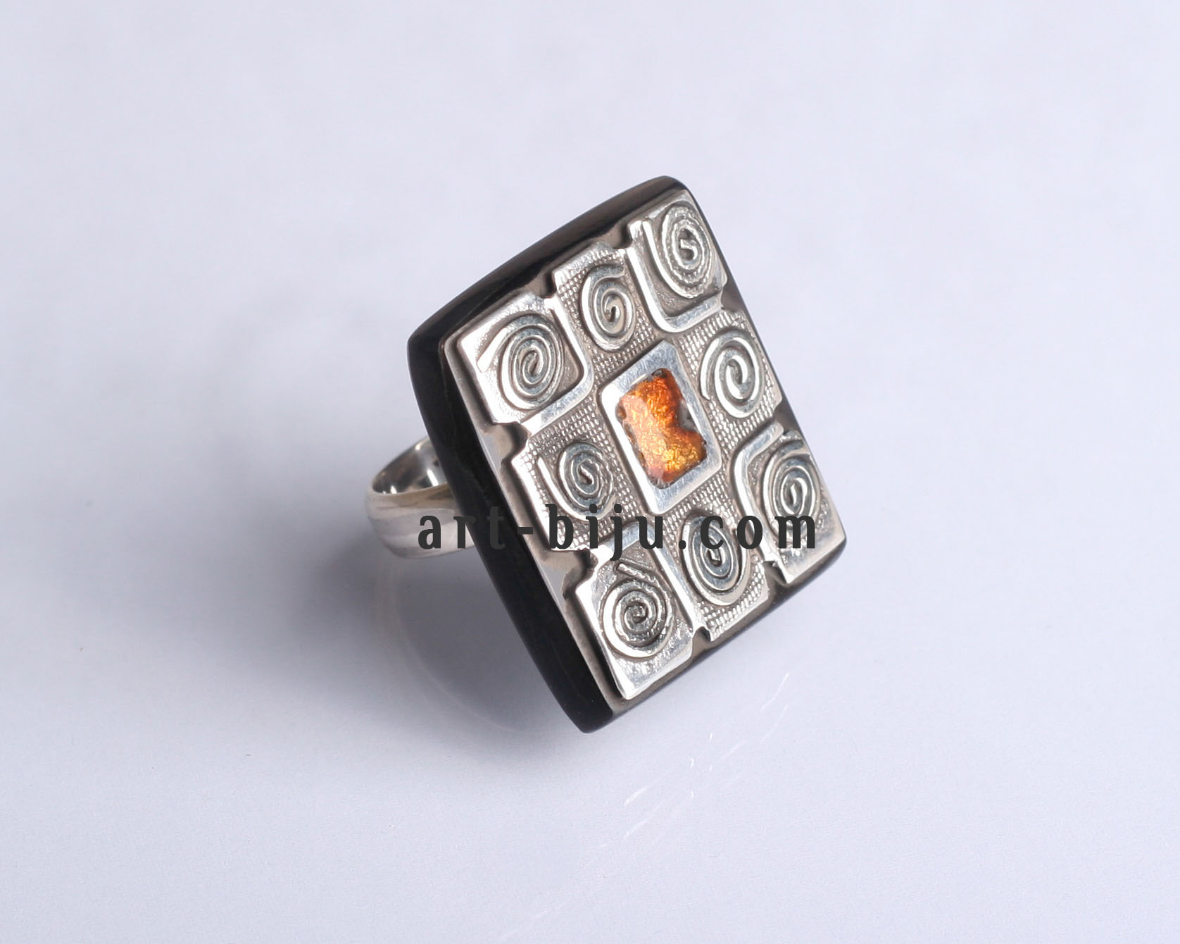 Bague en argent avec ambre naturel.